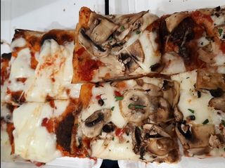 Margherita con funghi 1/4 teglia