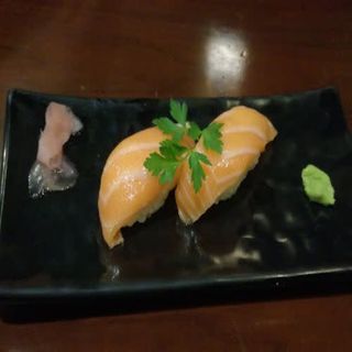 56. Nigiris de salmón (2 uds.)