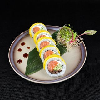 RS Uramaki z łososiem MOWI, owinięte mango