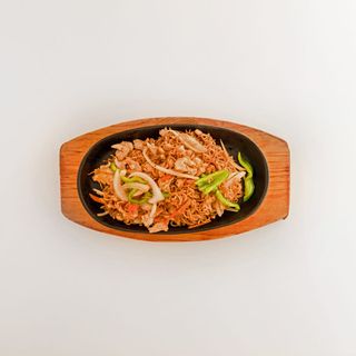 30 Tallarines Chinos a La Plancha Con Salsa Especial