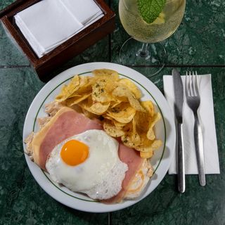 Prego em Prato Frango com Ovo