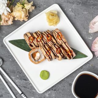 Гострий рол з обпаленим лососем, креветкою та перцем