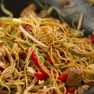 Tallarines Fritos Con Ternera A La Plancha