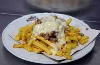 Patatine salsiccia e formaggio