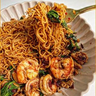 Ramen frito con gambas 