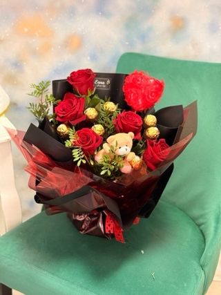 Samostojeći buket sa crvenim ružama i ferero kuglicama i medvedićem