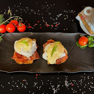 Oua benedict cu bacon 