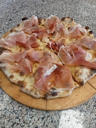 Focaccia con prosciutto crudo