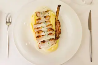 Cotlet de porc la gratar, piure de cartofi, sos de hrean