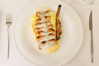 Cotlet de porc la gratar, piure de cartofi, sos de hrean