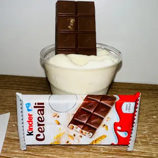 Bicchiere di fior di latte con barretta Kinder cereali