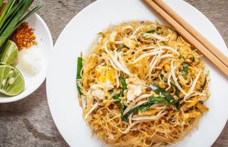 Pad-thai z kurczakiem po tajsku