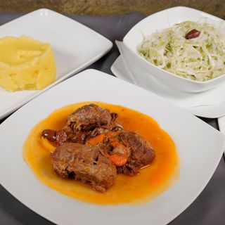 Obrăjori de porc cu piure de cartofi și salată