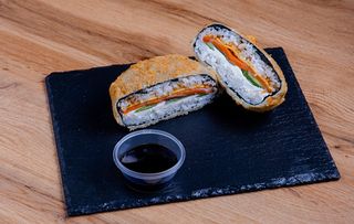 Суши Бургер с лососем (327 г)