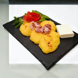 Kačamak sa sirom i slaninom