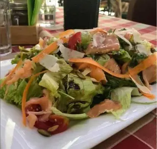 Salata sa dimljenim lososom