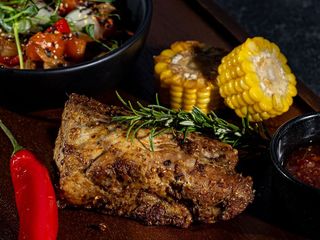 Стейк з індички з овочами