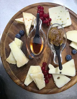 Selezione di formaggi con focaccia e confetture