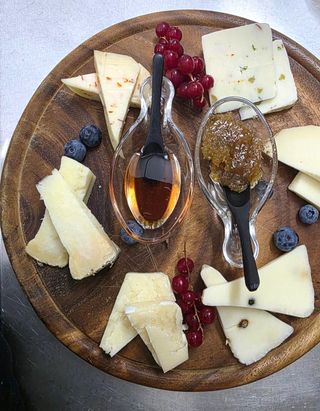 Selezione di formaggi con focaccia e confetture