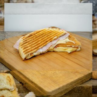 Tost sendvič sa pečenicom