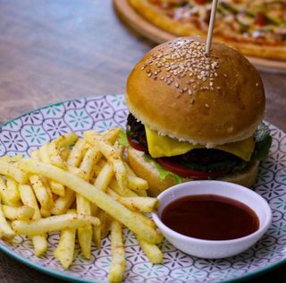 Бургер из говядины с картошкой фри