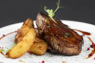 Ceafa porc slow cooked sos demidulce cartofi picanti