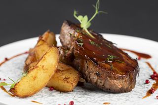 Ceafa porc slow cooked sos demidulce cartofi picanti