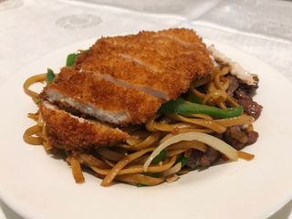 Tallarines Fritos Con Carne Y Pechuga De Pollo Frito