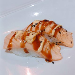 68.Nigiri salmón ahumado flameado (6p)