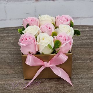 Кутия с 9 броя сапунени рози в цвят бяло и розово