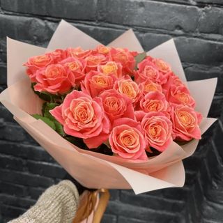 25 коралових троянд