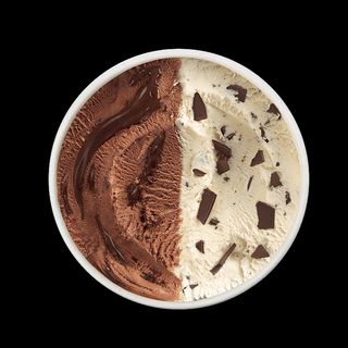 Tarrina de helado vanilla y chocolate mixto