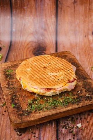 Standard tost sa pečenicom 270g