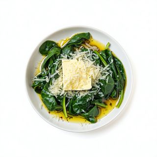 Espinacas hervidas con mantequilla y parmesano