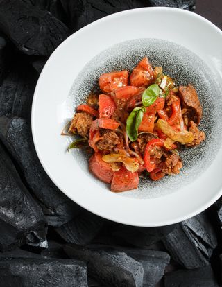 Тосканський сільський салат із заправкою з томатів та базиліку 