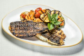 Лаврак филе с гриловани зеленчуци (400г)