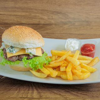 Blue cheese burger i pomfrit