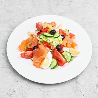 Sałatka z wędzonym łososiem