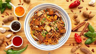 Chiński makaron z warzywami i tofu