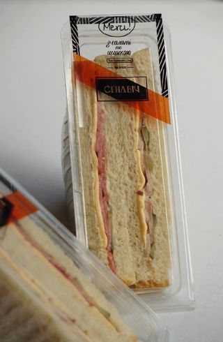 Сендвіч з шинкою та салямі Мерсі