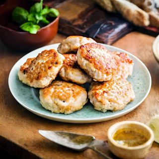 Биточки из курицы с помидорами под сыром