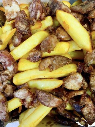 Patatine fritte con salsiccia