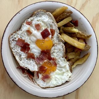 Huevos Rotos Con Patatas Y Jamón