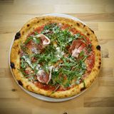 Pizza Roja Rúcula Y Speck (33 Cm.)