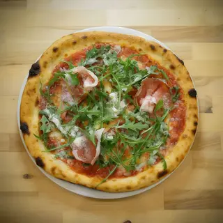 Pizza Roja Rúcula Y Speck