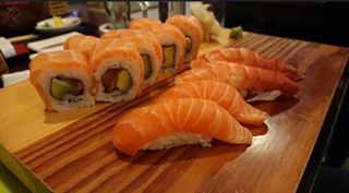 4. Salmon Nigiri with Rolls 12 peças