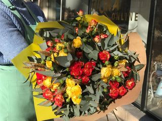 ფერადი ვარდების თაიგული L ზომა 