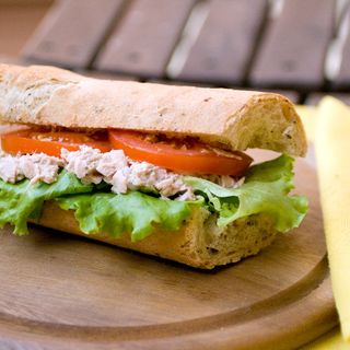 Panino con salsiccia, provola e pomodoro