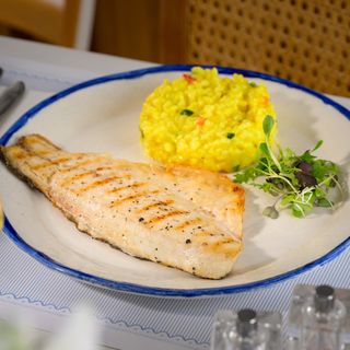 File de lup de mare cu sos de lime pe pat de risotto Primavera