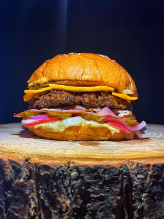 ბურგერი ბეკონით და ყველთ